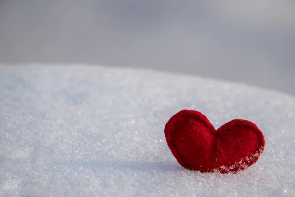 Valentýn, červené srdce. Dovolená valentýnka s kopírovacím prostorem. — Stock fotografie