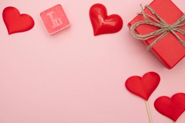 Sevgililer günü kırmızı kalp ve kutu. Kopya alanı olan bayram kartı.