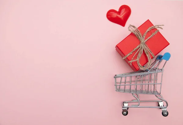 Valentijnsdag rood hart en doos. Vakantie Valentijnskaart met kopieerruimte. — Stockfoto