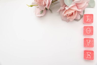 Sevgililer günü kırmızı kalp ve kutu. Kopya alanı olan bayram kartı.