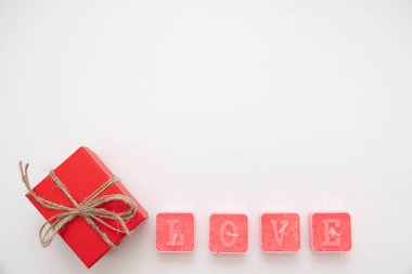 Sevgililer günü kırmızı kalp ve kutu. Kopya alanı olan bayram kartı.