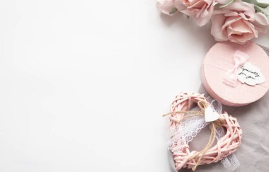 Sevgililer günü kırmızı kalp ve kutu. Kopya alanı olan bayram kartı.