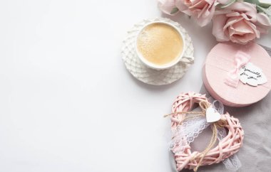 Sevgililer günü kırmızı kalp ve kutu. Kopya alanı olan bayram kartı.