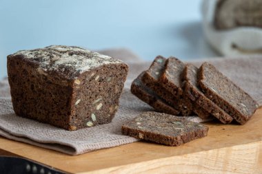 Ayçiçeği tohumlu dilimlenmiş ekmek.