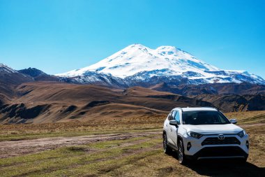 Rusya, Elbrus - Ekim 2020. Toyota RAV4 dört teker çekişli SUV Elbrus asfaltsız yollarında kullanılıyor