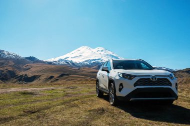 Rusya, Elbrus - Ekim 2020. Toyota RAV4 dört teker çekişli SUV Elbrus asfaltsız yollarında kullanılıyor
