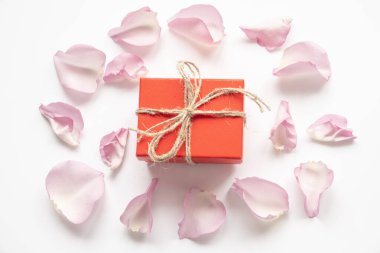 Sevgililer Günü arkaplanı kalpler ve çiçeklerle