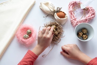 Okullu kız boncuk ve yumurtalardan hasır işidir.