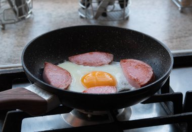 Taze yumurtalarla kahvaltı hazırlarken