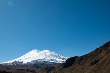 Elbrus ve Green Hills Sunny Summer Day 'de. Elbrus Bölgesi, Kuzey Kafkasya, Rusya
