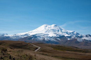 Elbrus ve Green Hills Sunny Summer Day 'de. Elbrus Bölgesi, Kuzey Kafkasya, Rusya