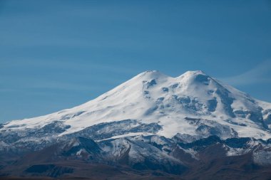 Elbrus ve Green Hills Sunny Summer Day 'de. Elbrus Bölgesi, Kuzey Kafkasya, Rusya