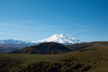 Elbrus ve Green Hills Sunny Summer Day 'de. Elbrus Bölgesi, Kuzey Kafkasya, Rusya