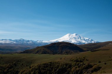 Elbrus ve Green Hills Sunny Summer Day 'de. Elbrus Bölgesi, Kuzey Kafkasya, Rusya