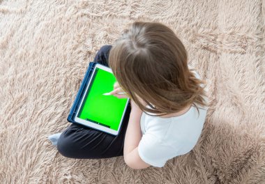 Kız dijital ressam tablet ya da dizüstü bilgisayarına stil çizer. O bir öğrenci ve resim eğitimi alıyor..