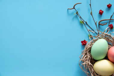 Mavi üzerine pastel renklerle boyanmış Paskalya yumurtaları. Paskalya konsepti