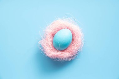 Mavi üzerine pastel renklerle boyanmış Paskalya yumurtaları. Paskalya konsepti