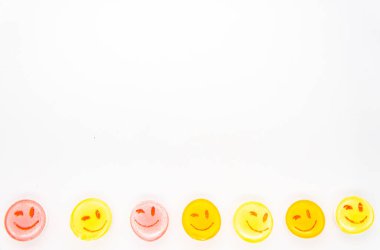 Bebek mavisi arka planda lolipop. Minimum konsept. Şeker dükkanı serisi.