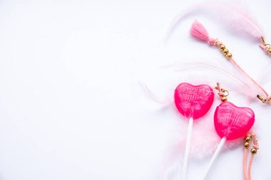 Bebek mavisi arka planda lolipop. Minimum konsept. Şeker dükkanı serisi.