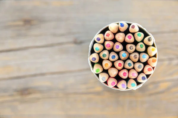 Lápices coloridos como caras sonrientes personas en madera aisladas. Concepto de comunicación en redes sociales. — Foto de Stock