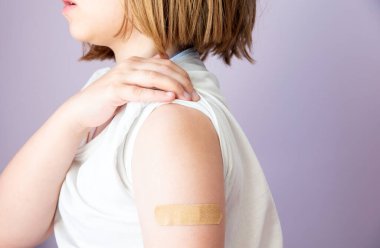 Çocuklar uyluk kemiğinin dışında aşı oluyor. Çocuk aşısı..