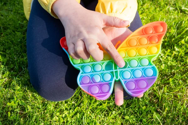 Luminoso Antistress Giocattolo Arcobaleno Bambini Adulti Uno Sfondo Colorato — Foto Stock