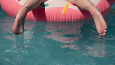 Çocukların bacakları, bacakları suda uzun süre kaldığı için buruşmuş ve buruşmuş. Susuz kalmış ve morschennye. Ayak parmaklarında büyük düzensizlikler var.