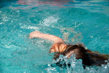 Yüzme, yaz tatili. Mavi suda oynayan güzel kız.