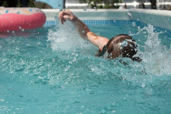 夏休み 美しい女の子が青い水で遊んで — ストック写真