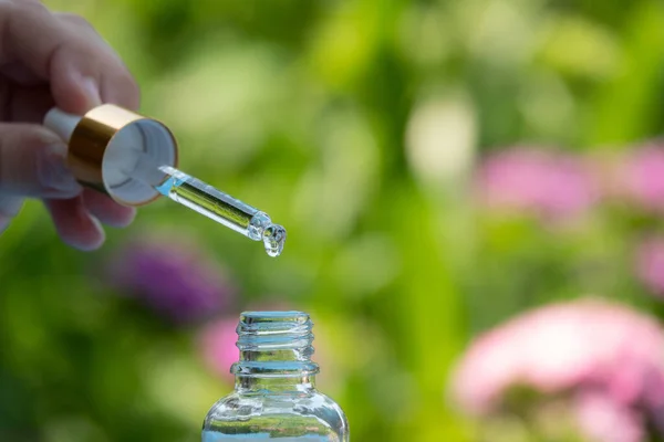 Olio Essenziale Che Cade Dalla Foglia Alla Bottiglia Essenza Cosmetica — Foto Stock