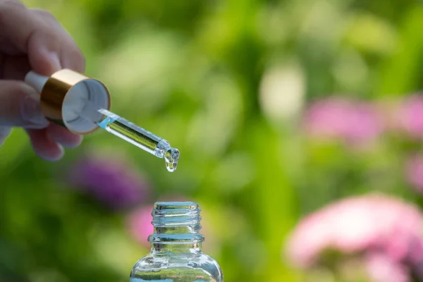 Olio Essenziale Che Cade Dalla Foglia Alla Bottiglia Essenza Cosmetica — Foto Stock