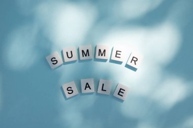 Kelimelerin tahta zemin üzerinde Güç Kelime Küpü, İngilizce öğrenme kavramı