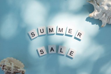 Kelimelerin tahta zemin üzerinde Güç Kelime Küpü, İngilizce öğrenme kavramı