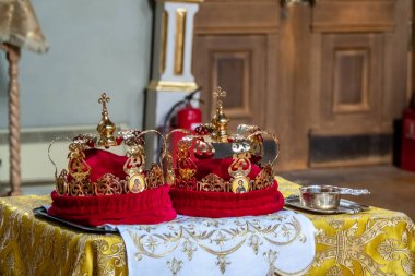 Geleneksel düğün taçları kilisede. Kilisede düğün tacı evlenmeye hazır.