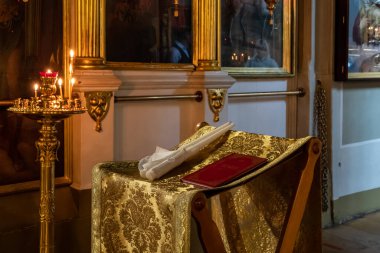 Tahta Hıristiyan haçı suyun üzerinde duruyor. Hıristiyanlık sembolü. İnanç umut aşk