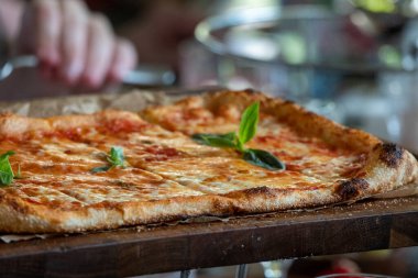 Fırından yeni çıktı. Sıcak ve lezzetli pizza Margarita..