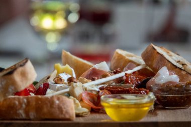 Çeşitli şekil ve boyutlarda çeşitli peynirler.