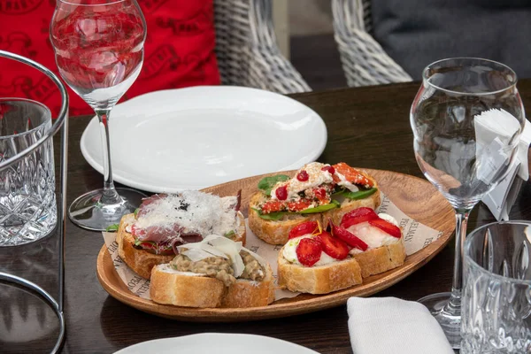 Çeşitli malzemelerle çeşitli bruschetta. İştah açıcı bruschetta ya da kabuklu crostini. Çeşitli küçük sandviçler..