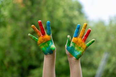 eğitim, okul, sanat ve boya konsepti - okulda boyalı eller gösteren küçük öğrenci kız