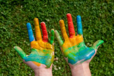 eğitim, okul, sanat ve boya konsepti - okulda boyalı eller gösteren küçük öğrenci kız