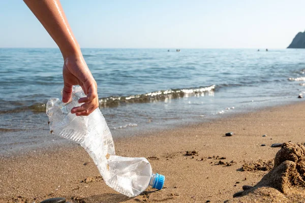 Plastik şişe sahilde.