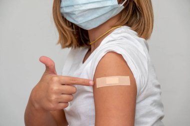 Çocuklar uyluk kemiğinin dışında aşı oluyor. Çocuk aşısı..