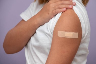 Çocuklar uyluk kemiğinin dışında aşı oluyor. Çocuk aşısı..