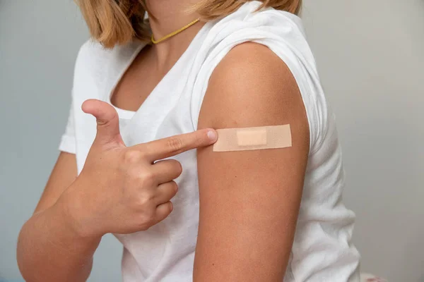 Dzieci Otrzymujące Szczepionkę Zewnątrz Uda Szczepionka Dla Dzieci — Zdjęcie stockowe