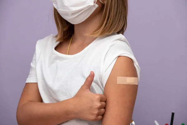 Dzieci Otrzymujące Szczepionkę Zewnątrz Uda Szczepionka Dla Dzieci — Zdjęcie stockowe