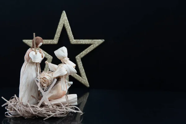 三人の賢者とクリスマスのネイティブシーン赤ちゃんへの贈り物を提示イエス メアリージョセフ — ストック写真