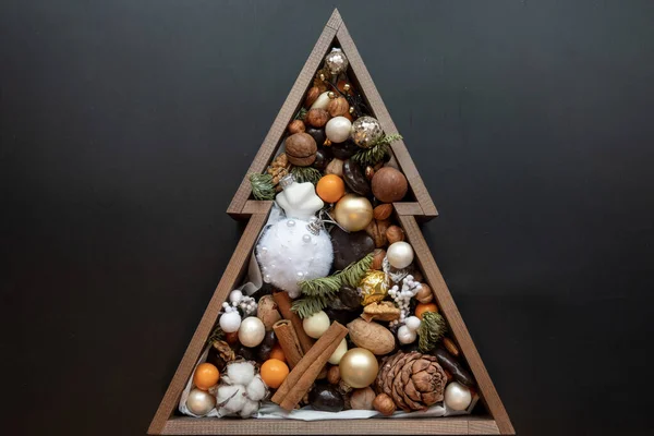 Árbol de abeto de nieve, marcos de fotos y decoración de Navidad en cuerda sobre tablero de madera rústica con espacio para copiar — Foto de Stock