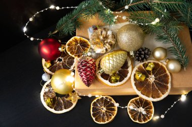 Mutlu yeni yıl kartı ile kar üzerinde ahşap arka plan