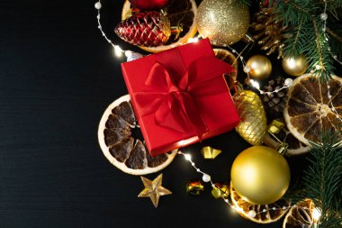 Mutlu yeni yıl kartı ile kar üzerinde ahşap arka plan