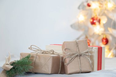 Noel yer ayarı ile şerit ve yılbaşı süsleri